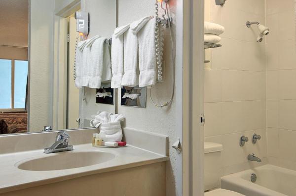 King Room with Roll-In Shower - Mobility/Hearing Accessible - Non-Smoking